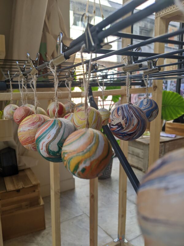 Atelier boules de noël en marbling – Image 2